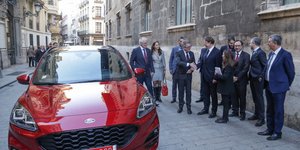 H Ford επενδύει σε μπαταρίες και σε υβριδικά μοντέλα