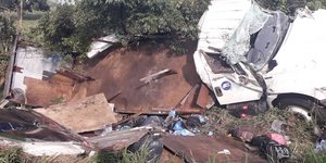 Φορτηγό που ανετράπη σε χαντάκι