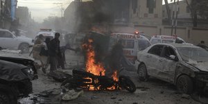 Καμμένα οχήματα και συντρίμμια στην πόλη Κουέτα του Πακιστάν όπου έλαβε χώρα η βομβιστική επίθεση