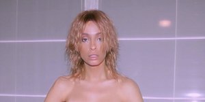 H Ελένη Φουρέιρα με ζώνες αντί για ρούχα