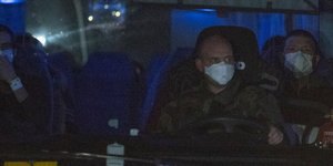 Το πούλμαν που μεταφέρει όσους επέστρεψαν στη Γαλλία από την Ουχάν