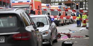Το ασημί ΙΧ που έριξε πάνω στους καρναβαλιστές ο δράστης