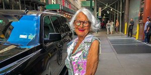 H 92χρονη γιαγιά με φανταχτερά ρούχα 