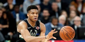 Ο Γιάννης Αντετοκούνμπο πασάρει