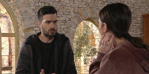 Ο Γιάννης Τσιμιτσέλης σε σκηνή από τη σειρά «Έλα στη θέση μου»