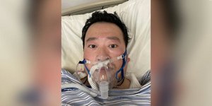 Γιατρός στο κρεβάτι νοσοκομείου