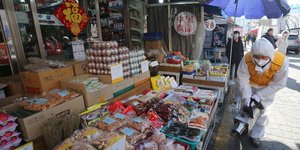 Γιατρός ψεκάζει έξω από μάρκετ τροφίμων
