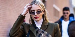 Ξανθιά γυναίκα με κόκκινο κραγιόν και γυαλιά ηλίου