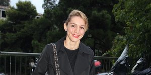 Η Γιούλικα Σκαφιδά με μαύρο πανωφόρι