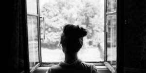 Κορίτσι στο παράθυρο