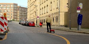 Βερολινέζος κάνει βόλτα με καροτσάκι στους δρόμους της πόλης