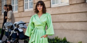 γυναίκα με πράσινο φόρεμα στην εβδομάδα μόδας