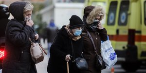 γυναίκες με μάσκες για να προστατευθούν από τον ιό της γρίπης