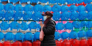 Γυναίκα περπατά με μάσκα