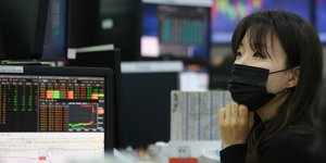 Γυναίκα με μαύρη ιατρική μάσκα μπροστά από οθόνη