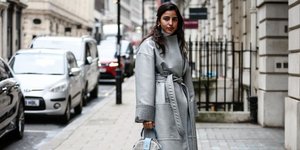 Γυναίκα με γκρι παλτό στο δρόμο 