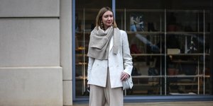 Γυναίκα με λευκό σακάκι και μπεζ παντελόνι 