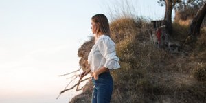 Γυναίκα με τζιν και λευκό πουκάμισο 