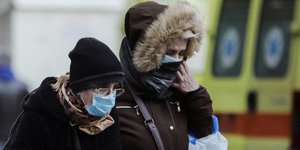 Γυναίκες με προστατευτικές μάσκες