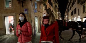 Τουρίστριες με ιατρικές μάσκες στην Ιταλία