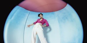 Ο Χάρι Στάιλς με ροζ πουκάμισο και παντελόνι