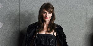 Ελενα Κρίστενσεν με μαύρο φόρεμα