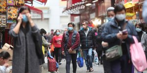 Κόσμος περπατά με μάσκες στην αγορά του Χονγκ Κονγκ
