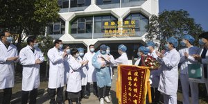 Ιατρικό και νοσηλευτικό προσωπικό με μάσκες πρόληψης από τον κορωνοϊό