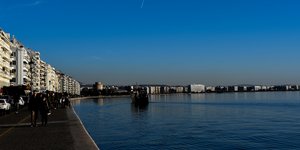 Κόσμος περπατά στην παραλία της Θεσσαλονίκης