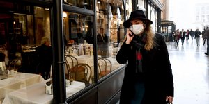 Γυναίκα φορά μάσκα λόγω κορωνοϊου στην Ιταλία