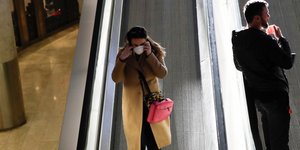 Γυναίκα με μάσκα λόγω κορωνοϊού στην Ιταλία