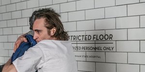 O Joaquin Phoenix και ο Τοντ Φίλιπς αγκαλιά στο φινάλε του Joker