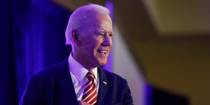 Ο Τζο Μπάιντεν χαμογελάει βάζοντας το χέρι στη τσέπη