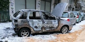Ενα από τα αυτοκίνητα που κάηκαν στη Θεσσαλονίκη