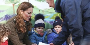 Η Κέιτ Μίντλετον με παιδιά ταΐζει ζώο