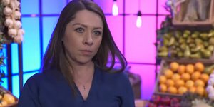 Η Κατερίνα Λένη από το MasterChef 4 με μπλε μπλούζα