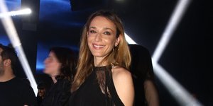 H Κάτια Ζυγούλη με μαύρη δερμάτινη φούστα και over the knee μπότες