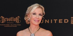 Η Κάθρν Κέλι Λανγκ με χρυσό φόρεμα με παγιέτες