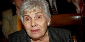 Η Κική Δημουλά με ταγέρ