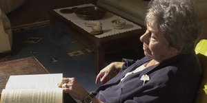 Η Κική Δημουλά με το βιβλίο της