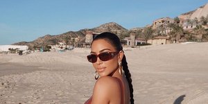 Κιμ Καρντάσιαν, σε παραλία με μαγιό