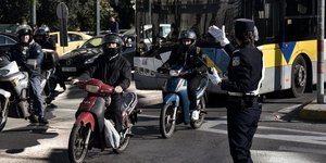 Μηχανάκια, λεωφορεία και τροχονόμος στους δρόμους της Αθήνας