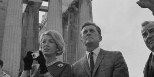 Ο Κερκ Ντάγκλας και η σύζυγός του Αν, σε επίσκεψή τους το 1965 στην Ακρόπολη