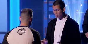 Ο Σωτήρης Κοντιζάς μπροστά από παίκτη του MasterChef 4