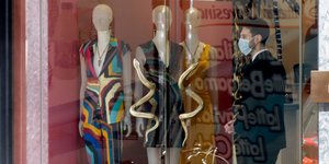 άνδρα με μάσκα μπροστά από βιτρίνα στο Μιλάνο