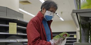 άντρας με μάσκα λόγω κορωνοϊού