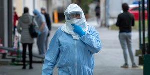 Γιατρός με ειδική στολή για τον κορωνοϊό