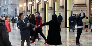 Τουρίστες φωτογραφίζονται με μάσκες Ιταλία