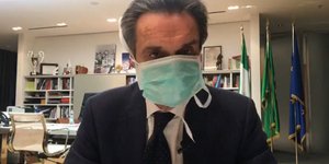 κυβερνήτης λομβαρδίας με μάσκα κορωνοϊό