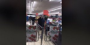 Έπεσε ξύλο σε σούπερ μάρκετ της Ιταλίας